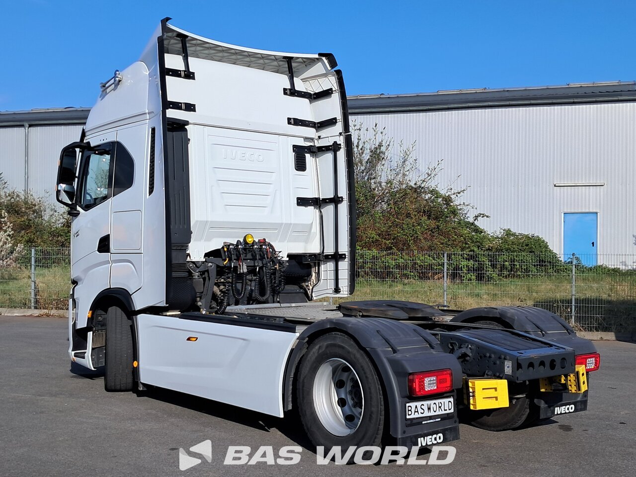 Back left : Iveco S-Way 490 4X2 Tracteur routier