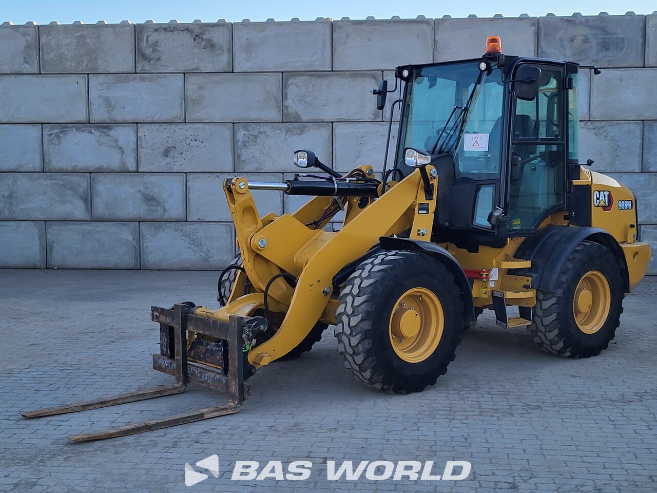 Front left : Caterpillar 908 M Chargeuse sur pneus