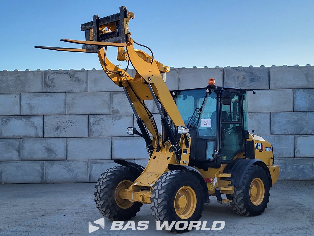 Front left : Caterpillar 908 M Chargeuse sur pneus
