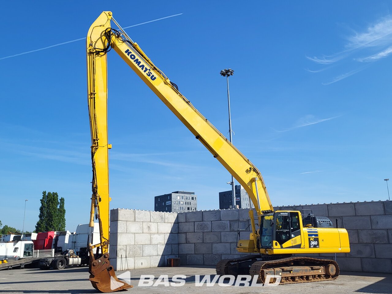 Front left : Komatsu PC360 LC-11E0 Pelle sur chenilles