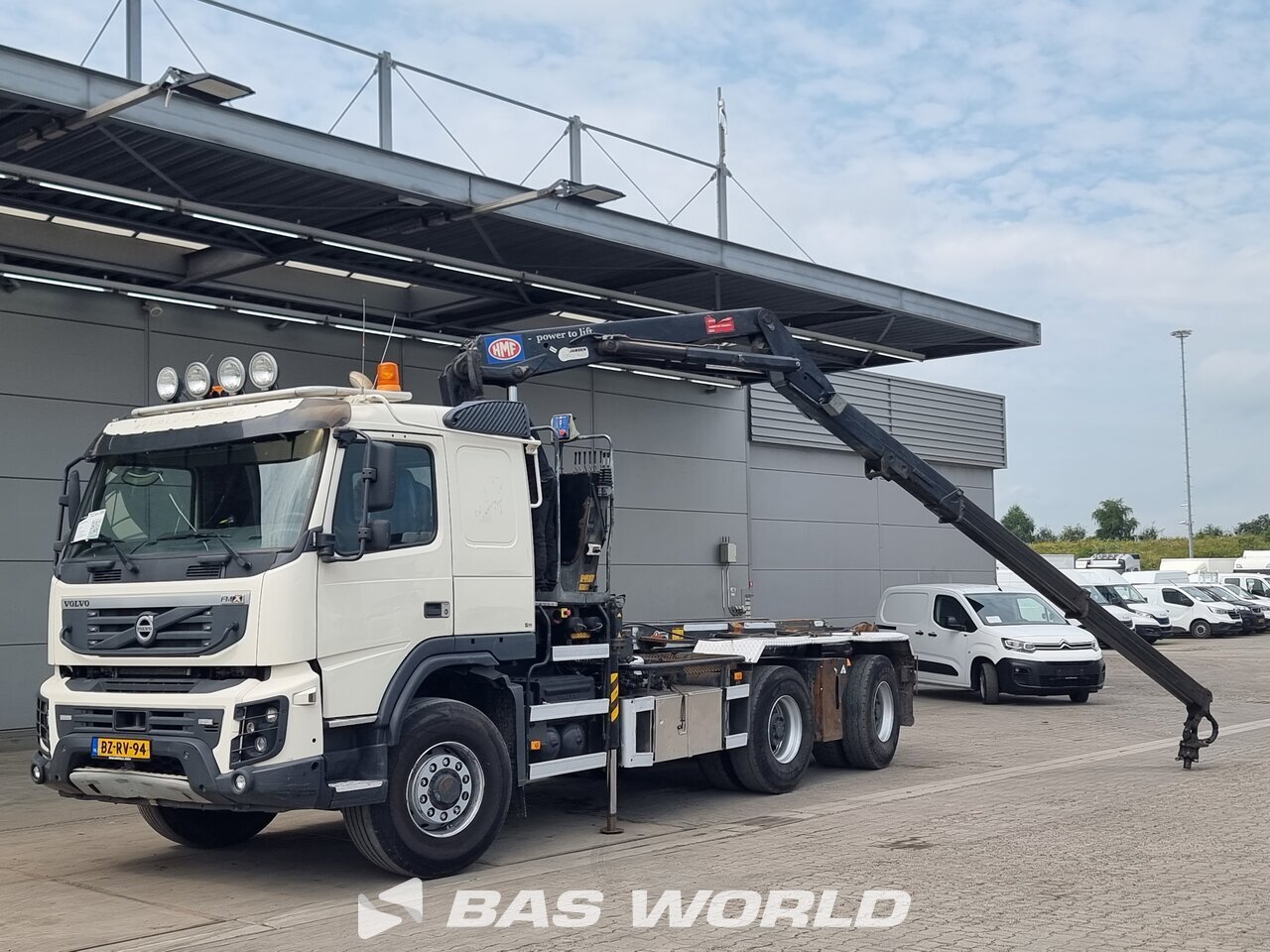 Front left : Volvo FMX 460 6X4 Hydraulic Transport Systems Type: 2515 camion à bras