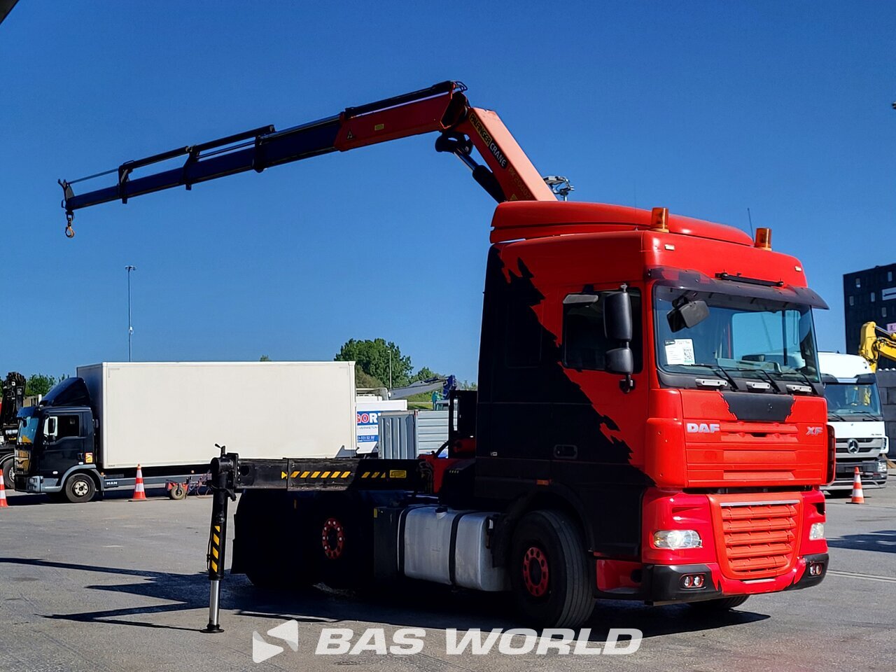 Left : DAF XF 410 6X2 Tracteur routier