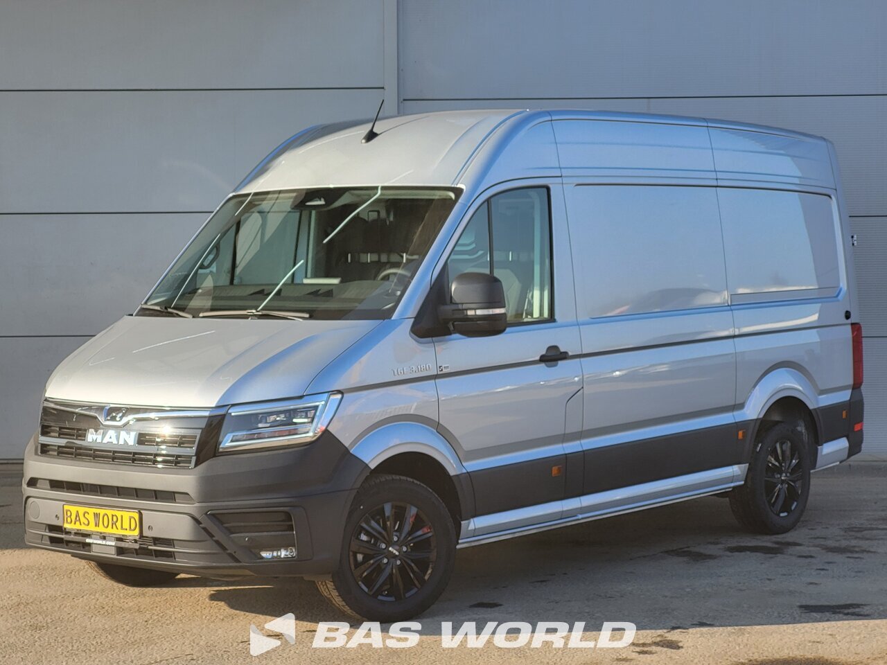 Front left : MAN TGE 3.180 Fourgons utilitaires