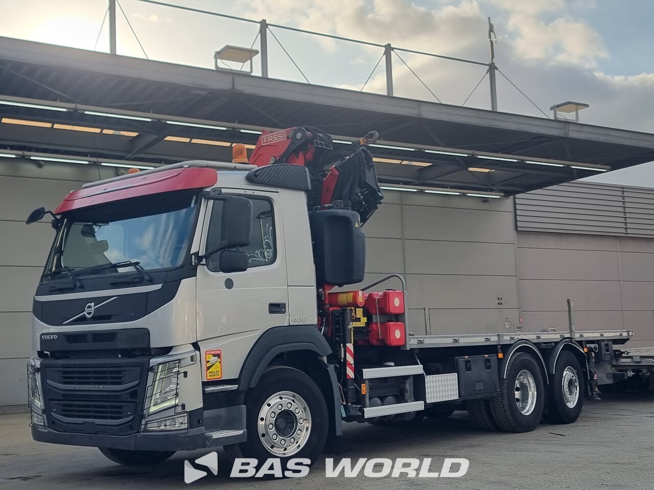 Front left : Volvo FM 460 6X2 Fores-Bennes Camion plateaux
