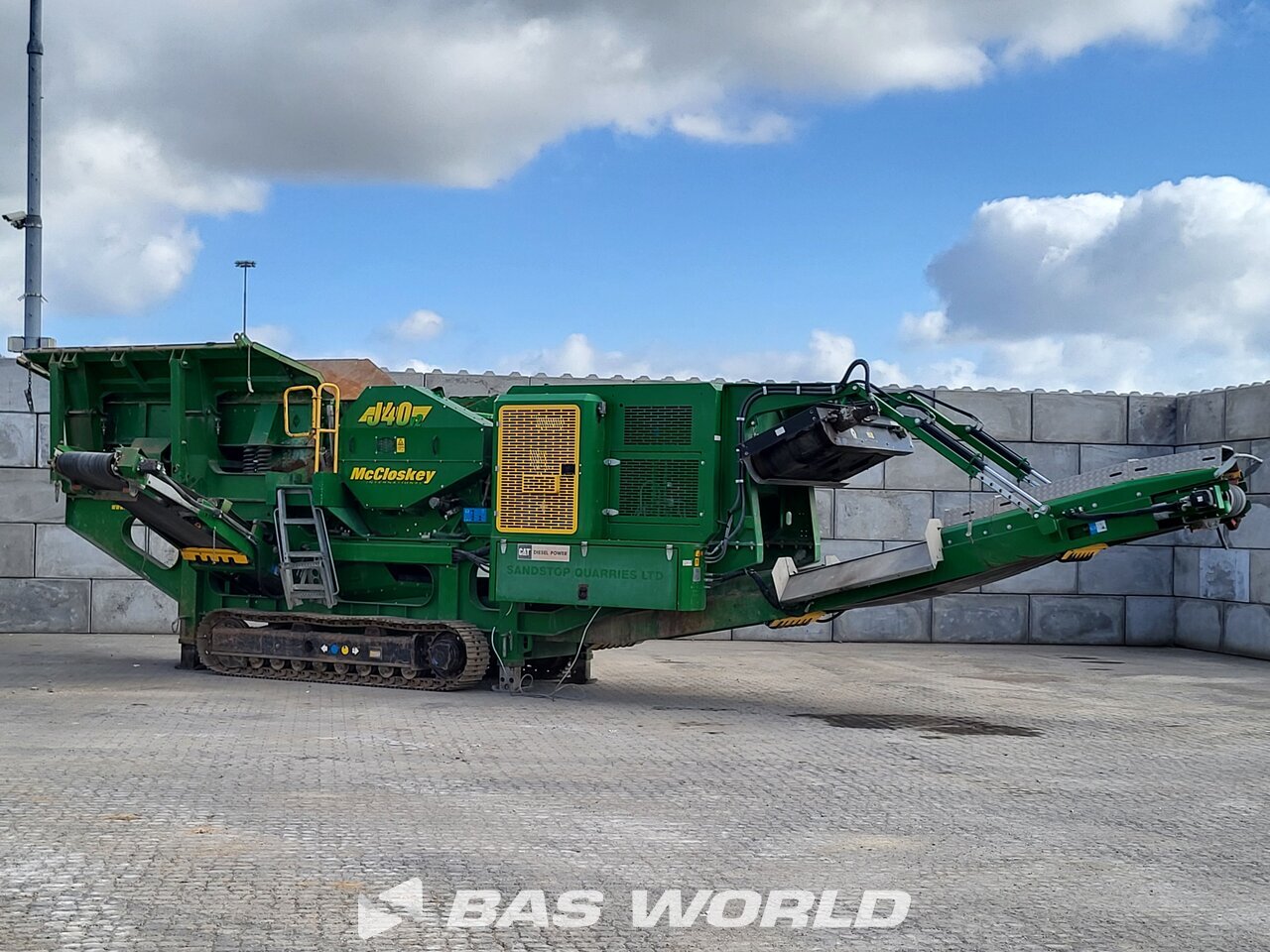 Front left : McCloskey J40 V2 Concasseur