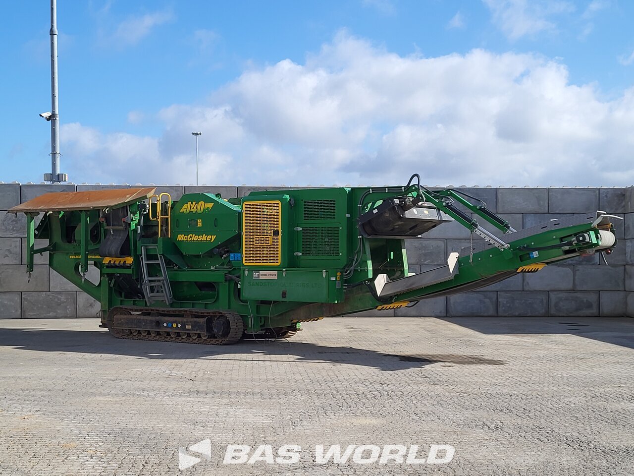 Front left : McCloskey J40 V2 Concasseur