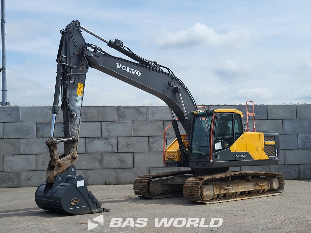 Front left : Volvo EC220 E L Pelle sur chenilles