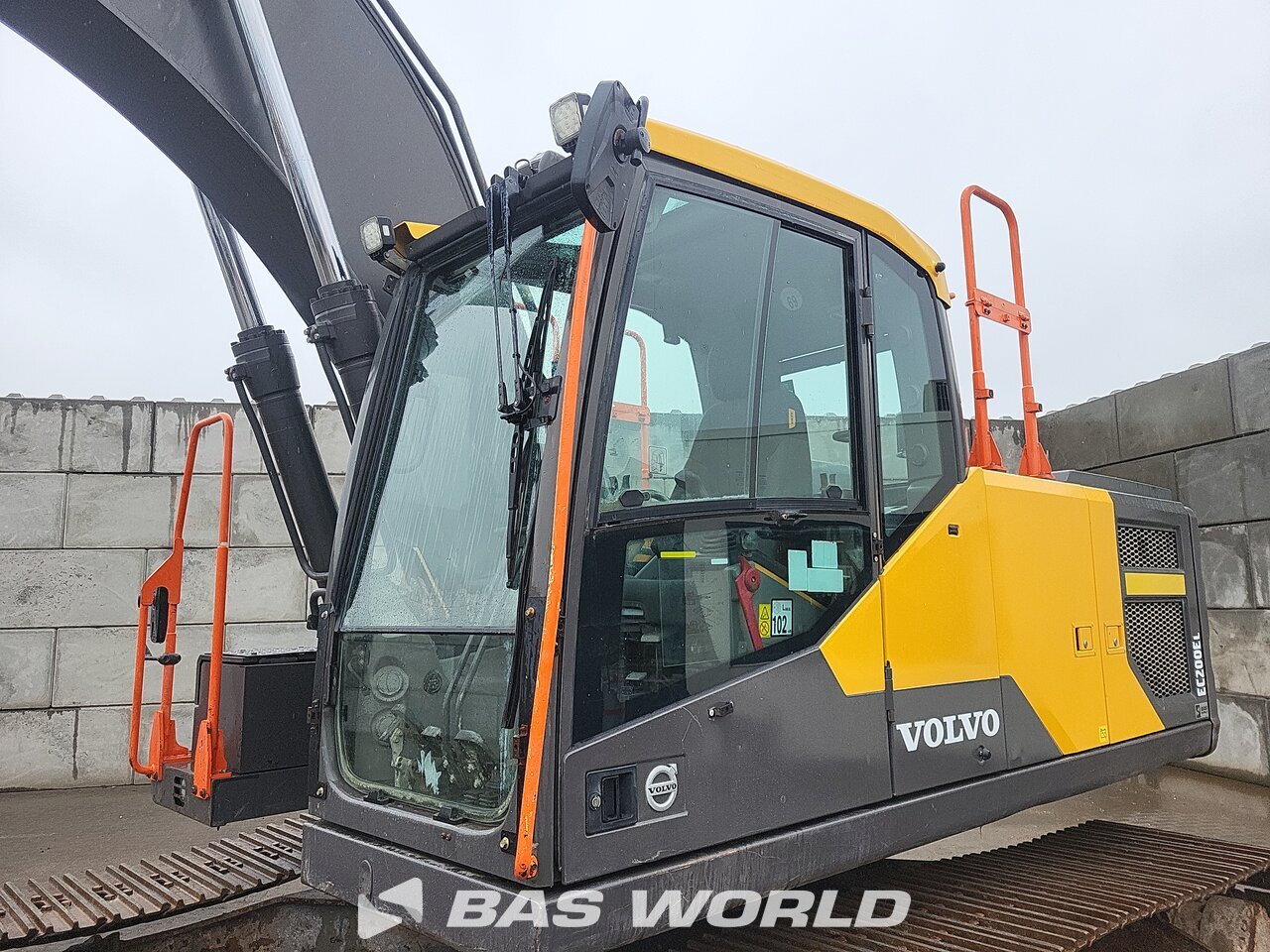 Other : Volvo EC200 E L Pelle sur chenilles