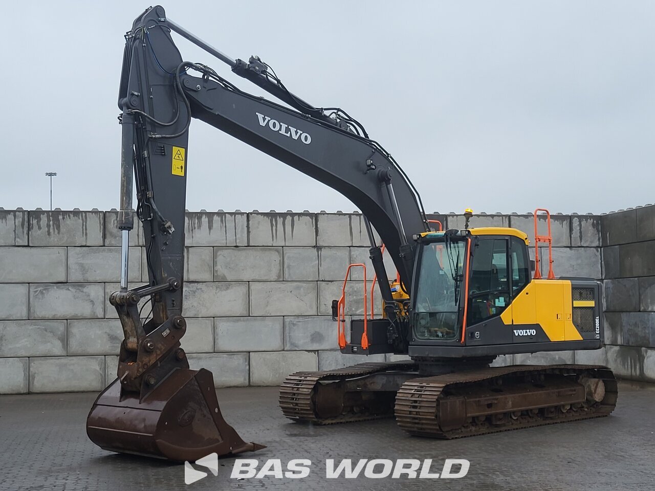 Front left : Volvo EC200 E L Pelle sur chenilles