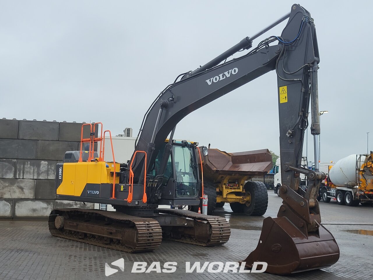 Other : Volvo EC200 E L Pelle sur chenilles