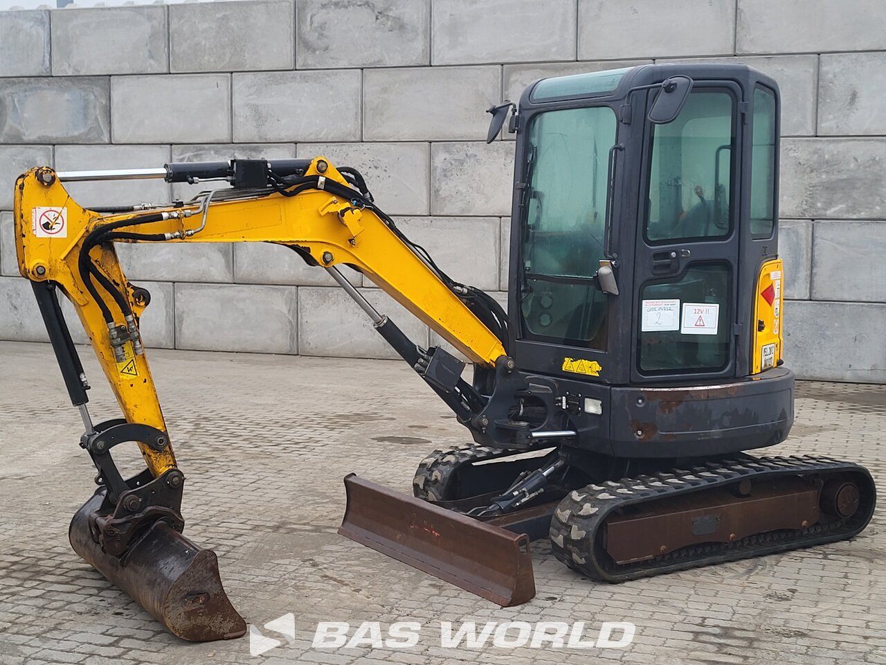 Front left : Bobcat E26 EM Mini pelle <10t