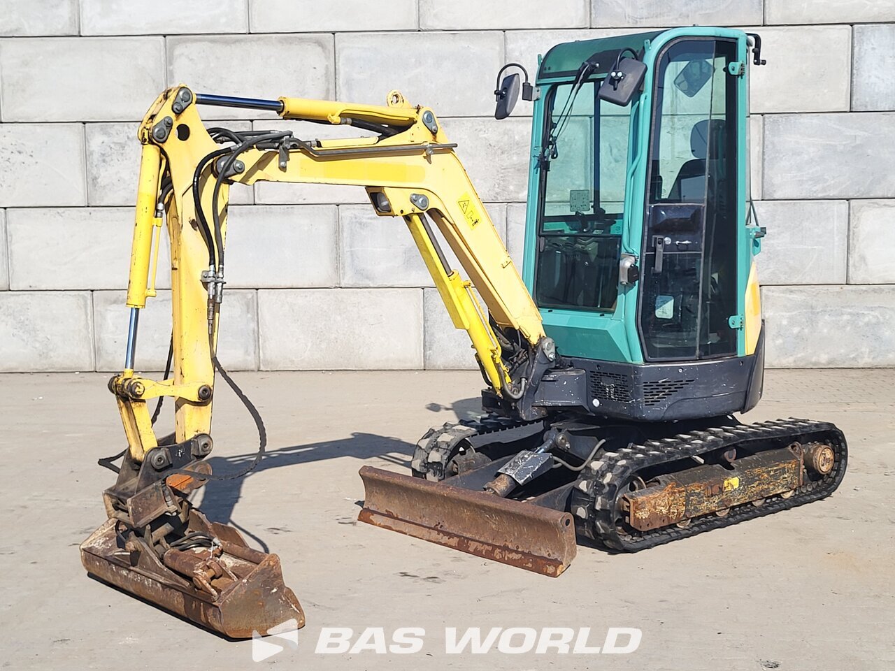 Front left : Yanmar VIO25-4 Mini pelle <10t