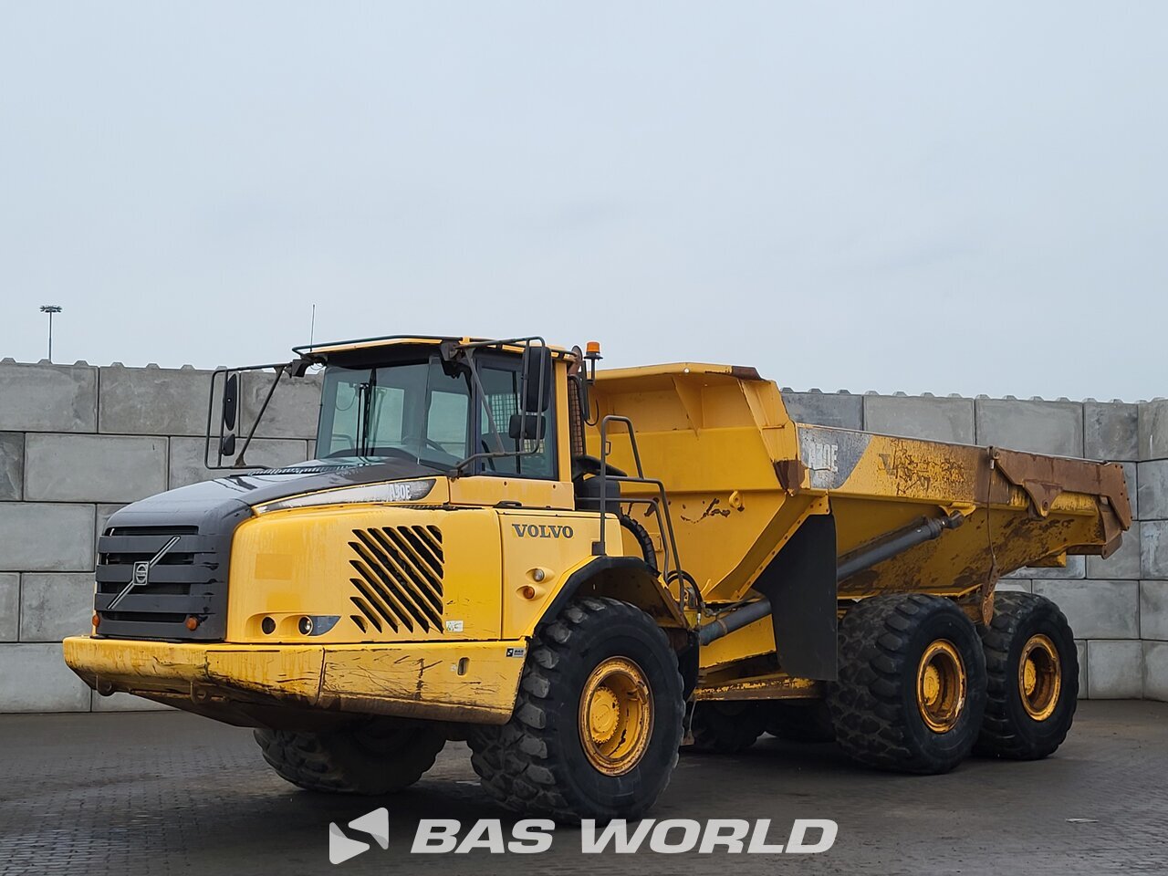 Front left : Volvo A30 E Tombereau