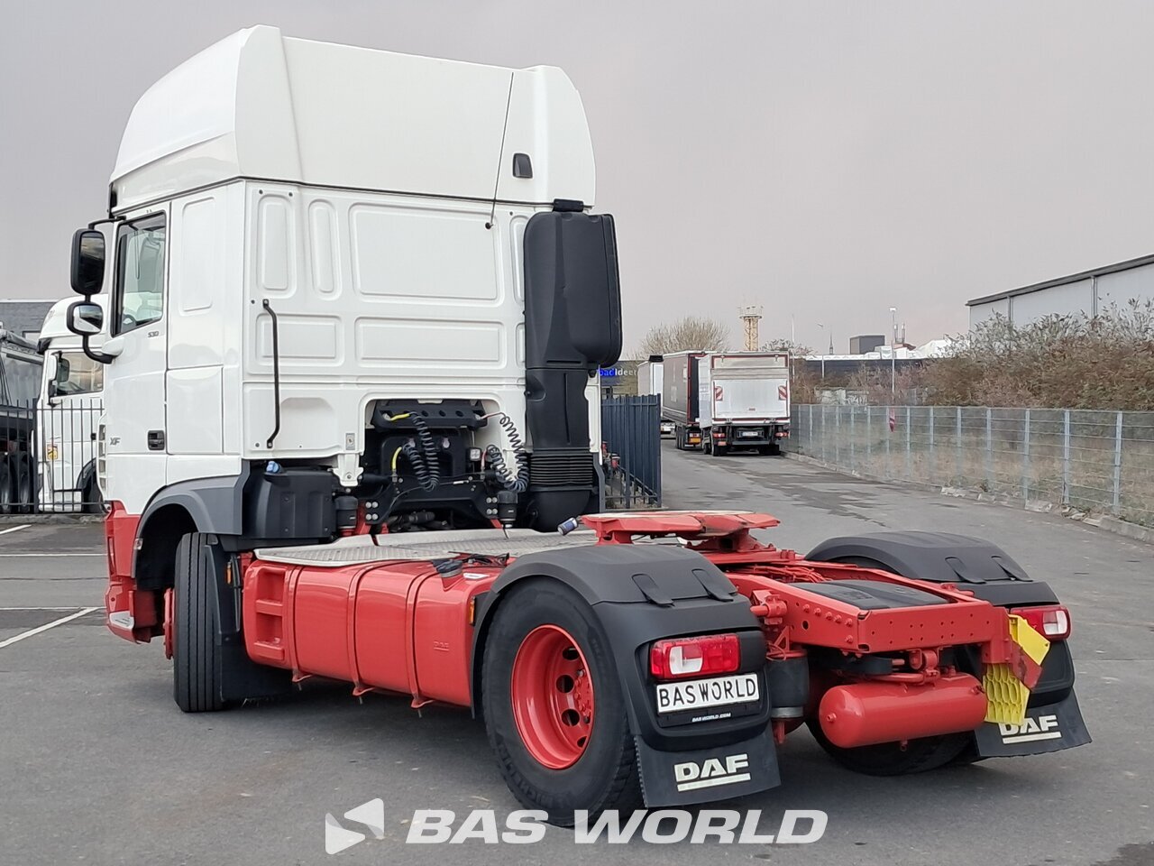 Back left : DAF XF 530 4X2 Tracteur routier