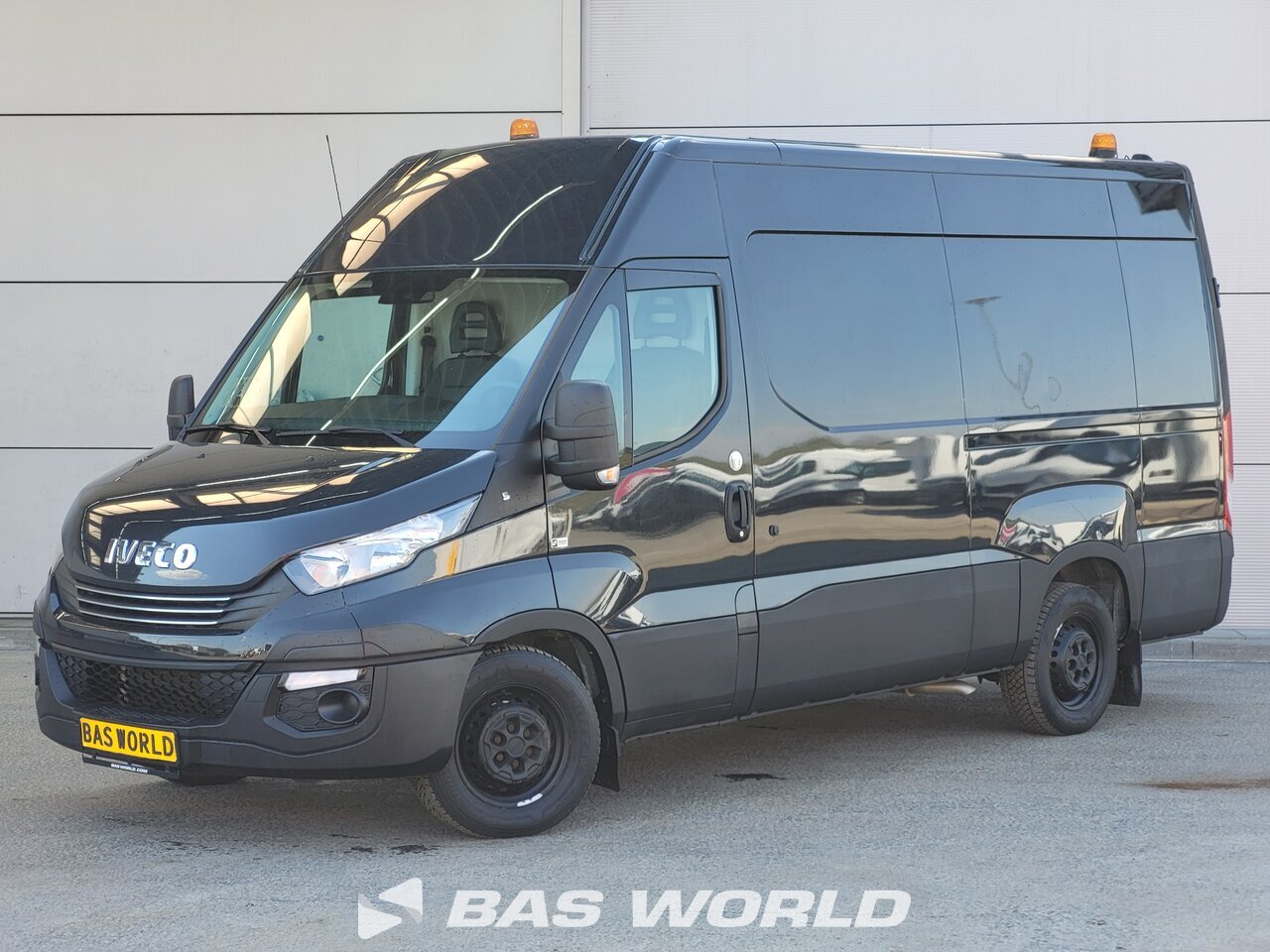 Front left : Iveco Daily 35S14 Fourgons utilitaires