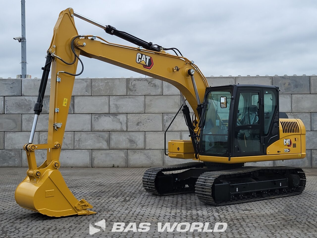 Front left : Caterpillar 313 GC Pelle sur chenilles