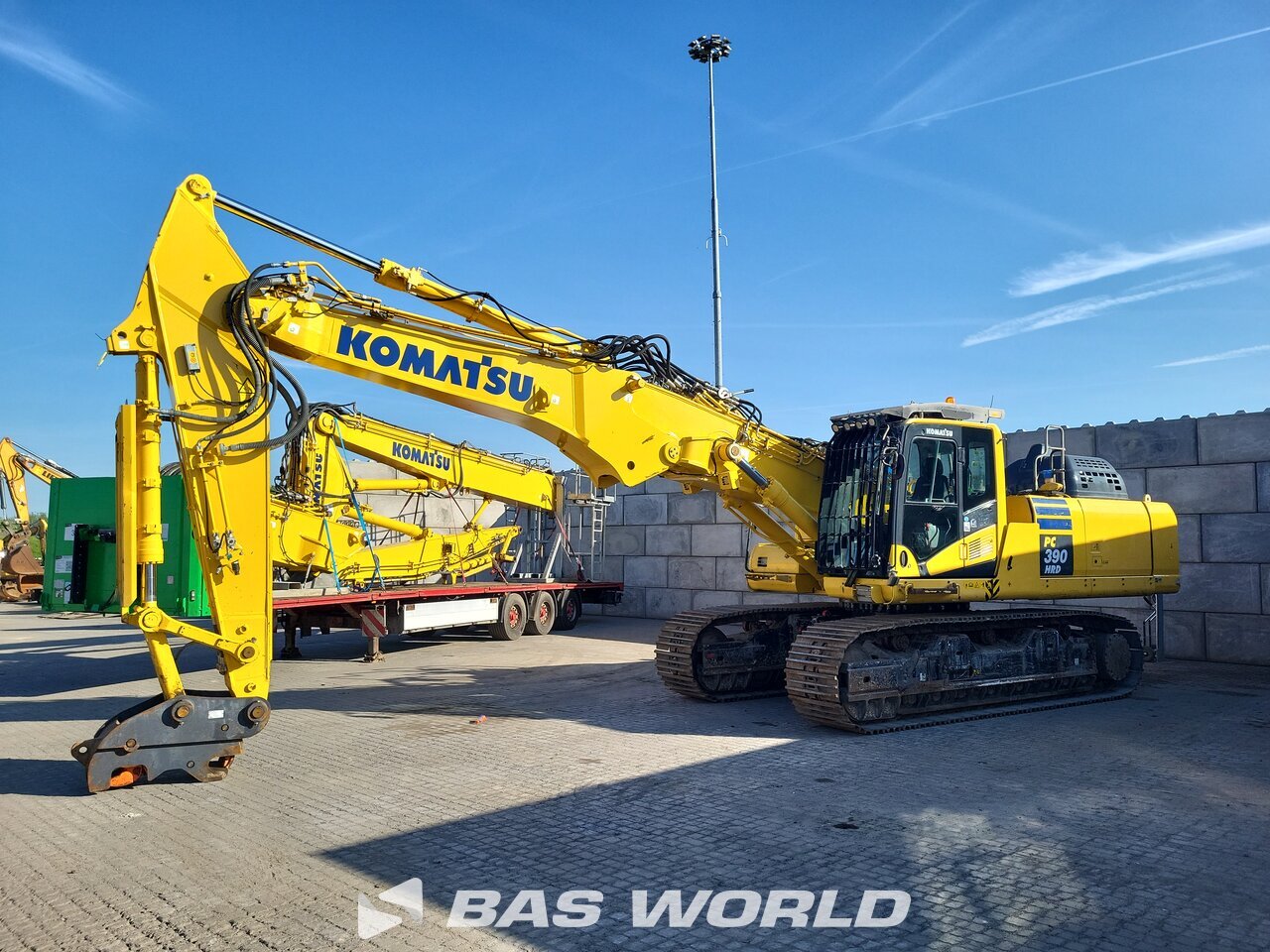 Front left : Komatsu PC390 HRD -11 Pelle sur chenilles