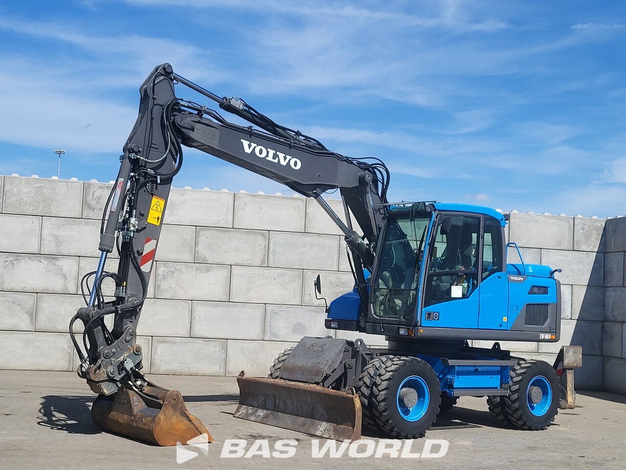 Front left : Volvo EW140 D Pelle sur pneus