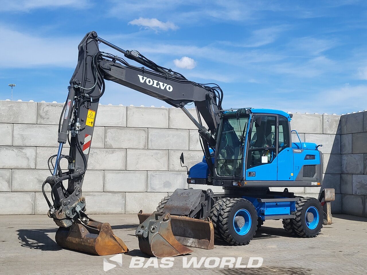 Front left : Volvo EW140 D Pelle sur pneus