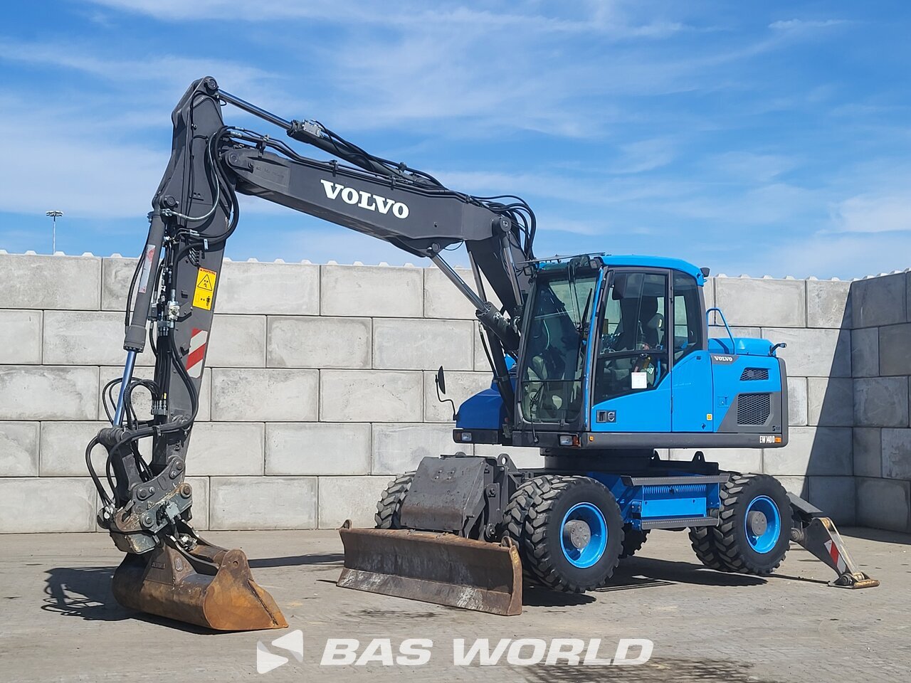 Front left : Volvo EW140 D Pelle sur pneus