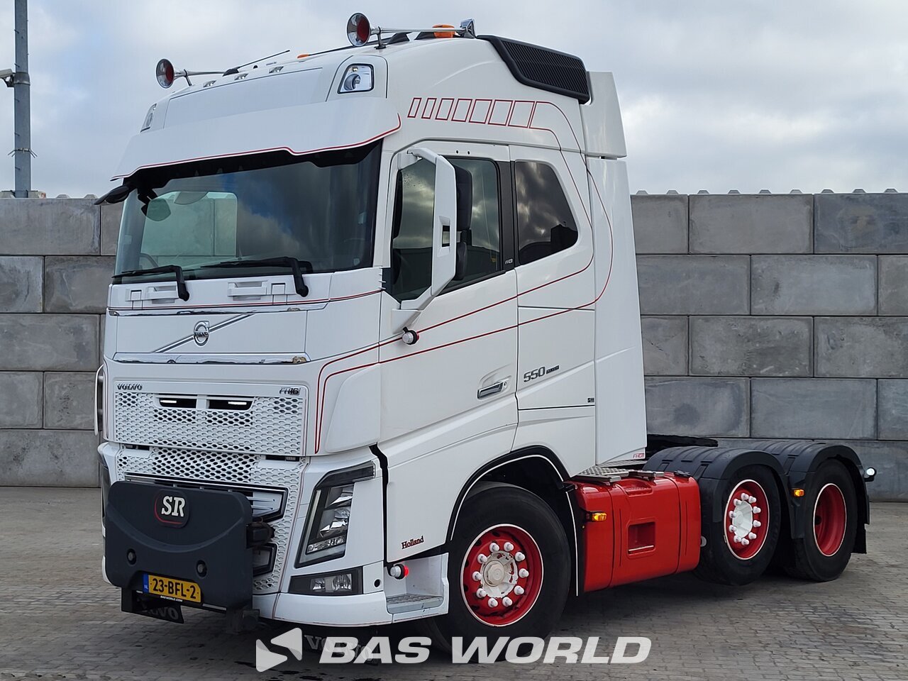 Front left : Volvo FH16 550 6X2 Tracteur routier