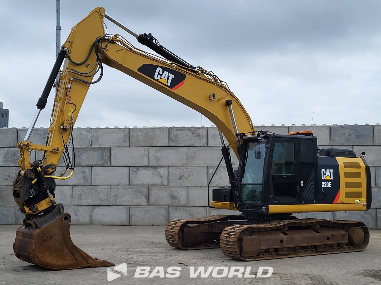 Front left : Caterpillar 320 E L Pelle sur chenilles