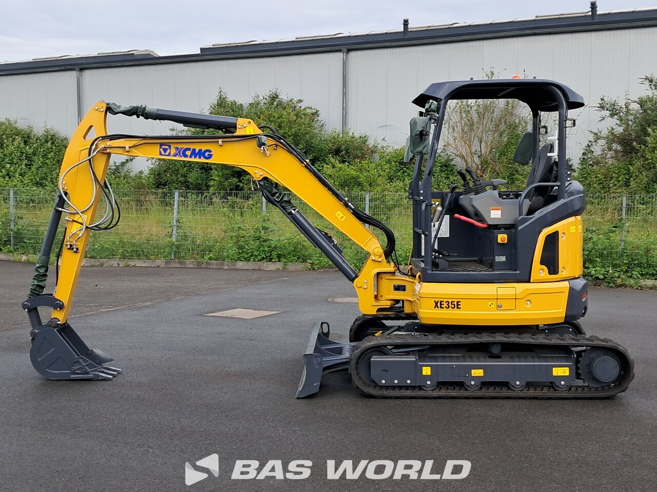 Left : XCMG XE35 E Mini pelle <10t