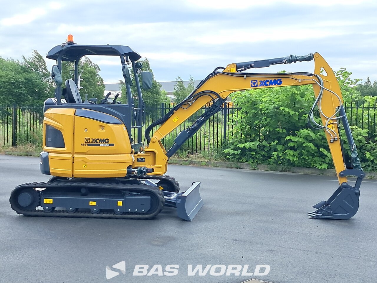 Right : XCMG XE35 E Mini pelle <10t