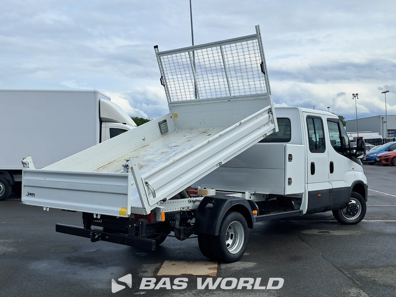 Back left : Iveco Daily 35C16 Benne