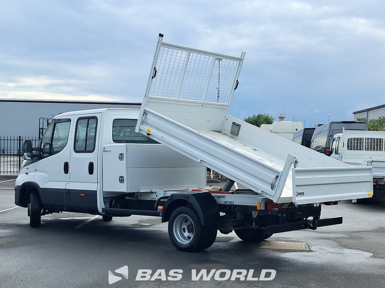 Back right : Iveco Daily 35C16 Benne