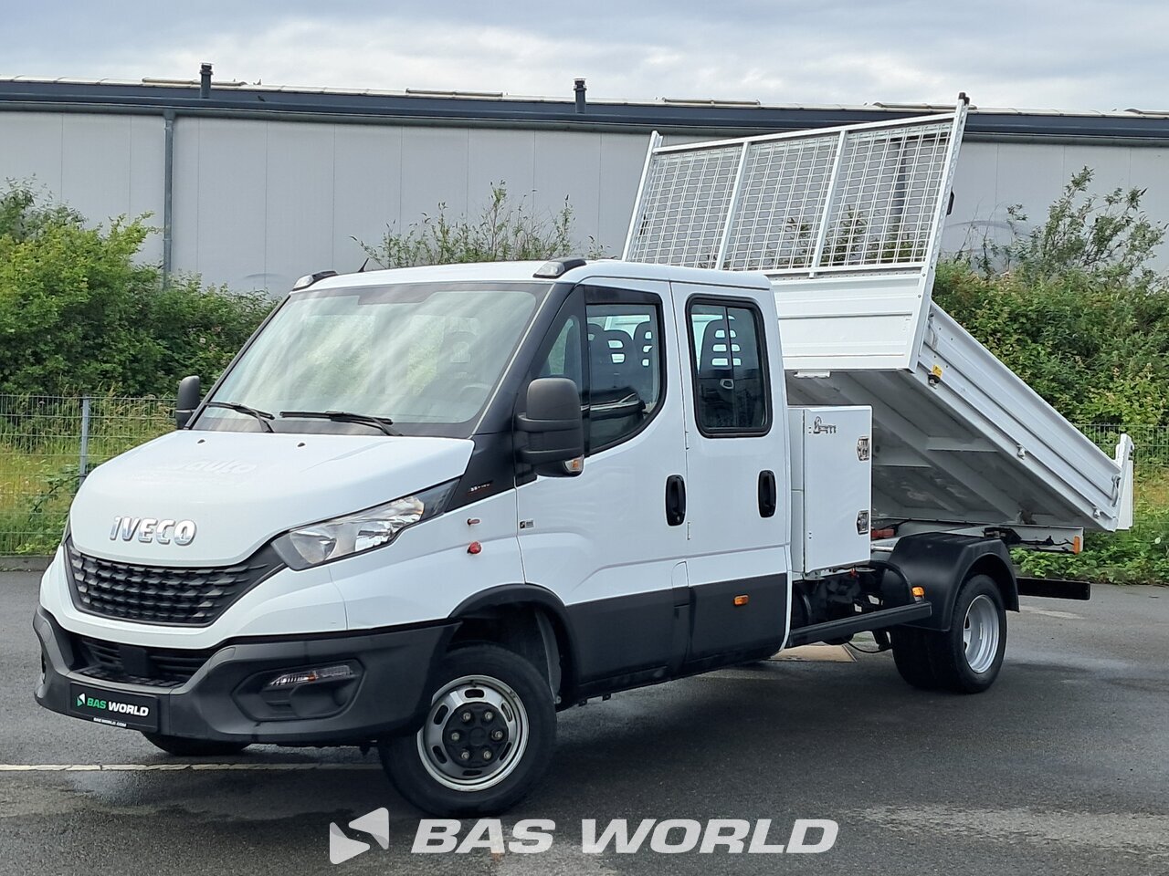 Front left : Iveco Daily 35C16 Benne
