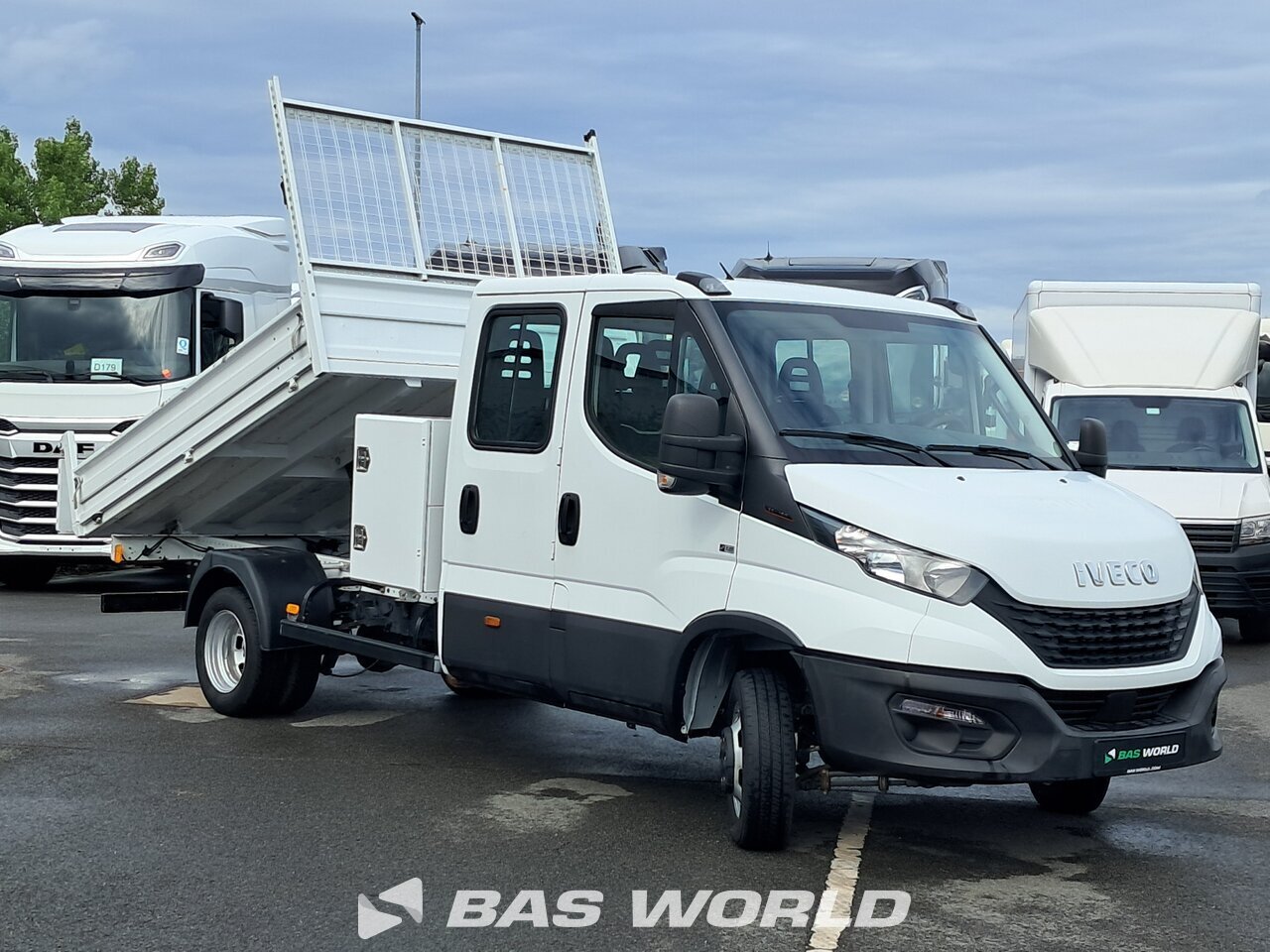 Front right : Iveco Daily 35C16 Benne