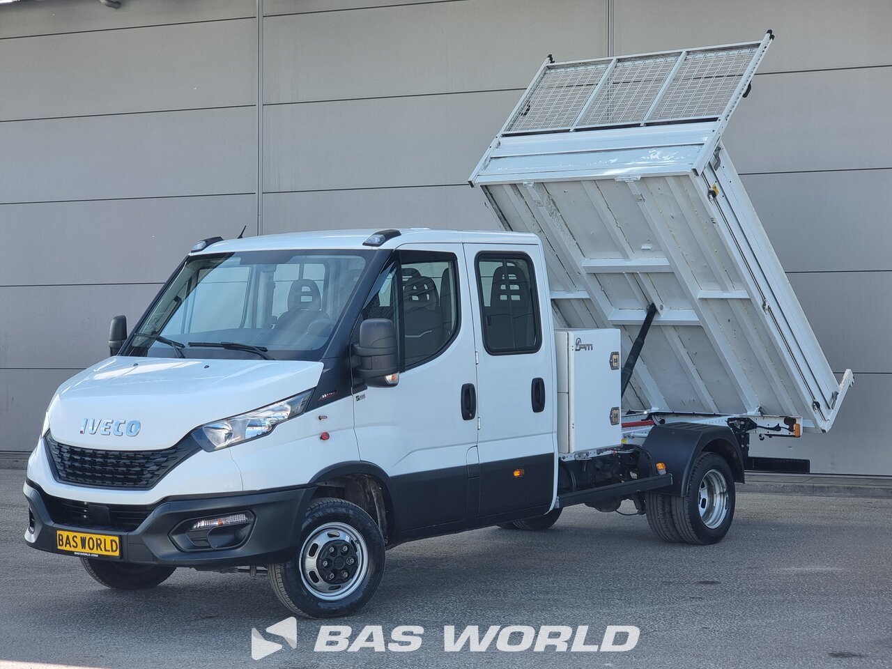 Front left : Iveco Daily 35C16 Benne