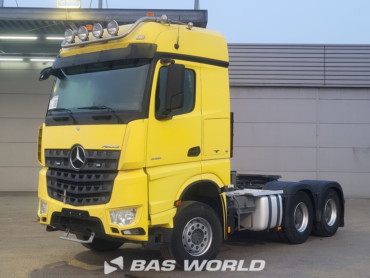 Front left : Mercedes Arocs 3351 6X4 Tracteur routier