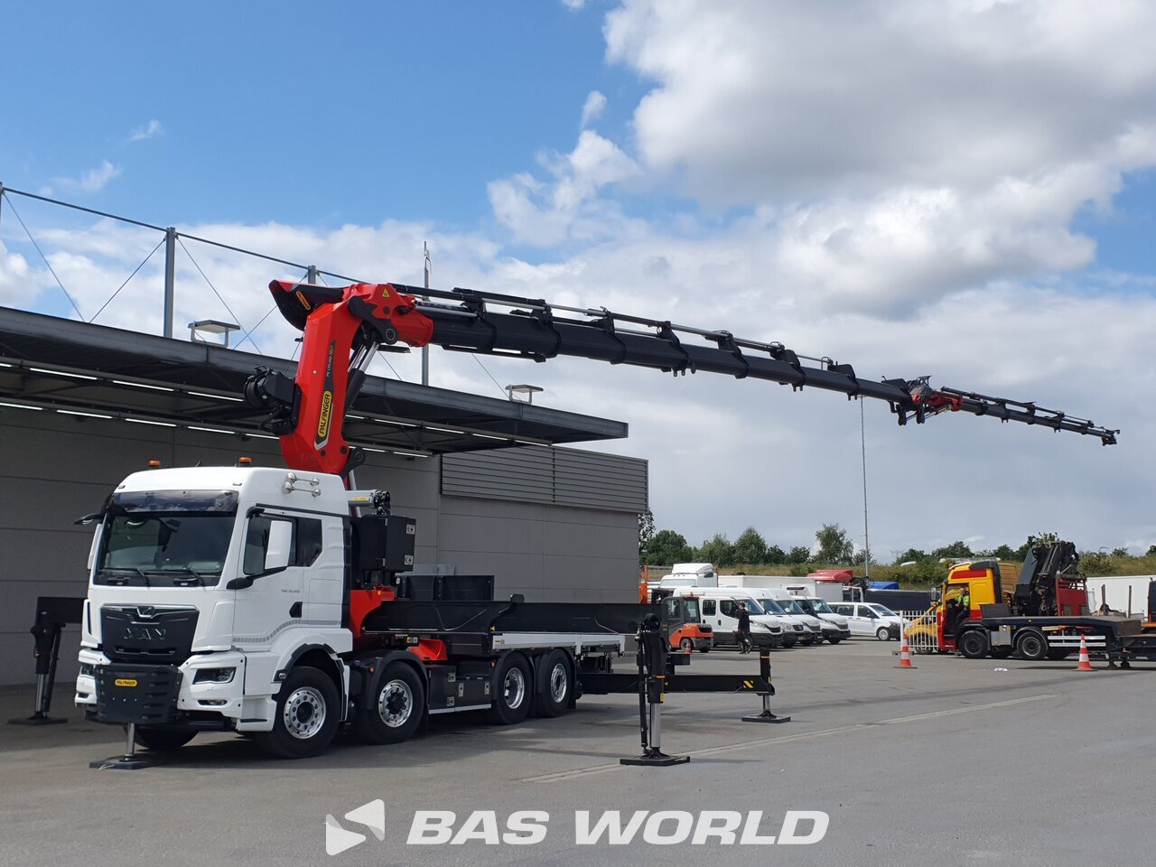 Front left : MAN TGS 35.520 8X4 Palfinger Camion plateaux