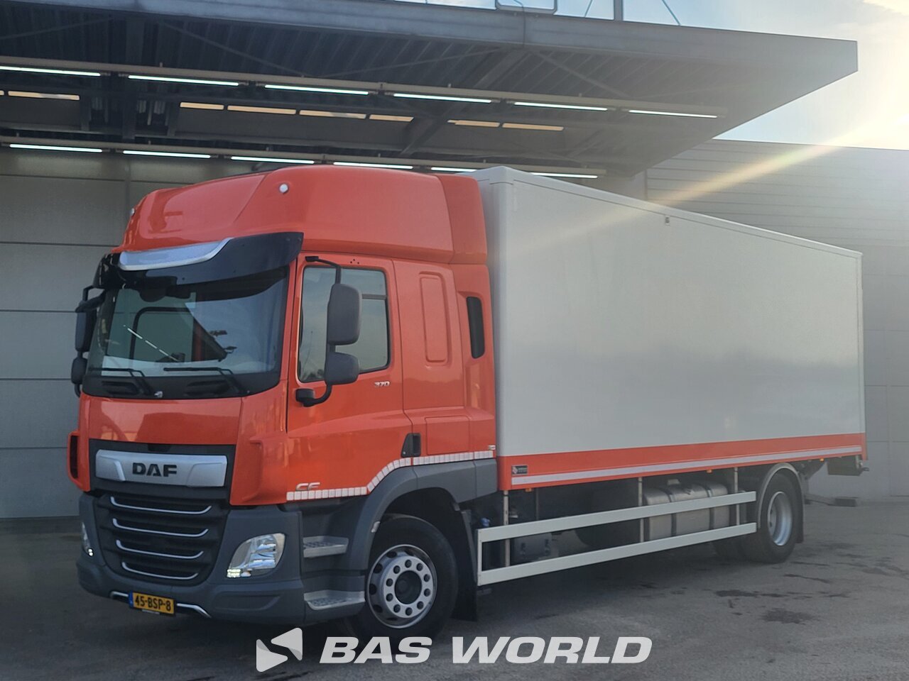 Front left : DAF CF 370 4X2 Carrosseries fourgons