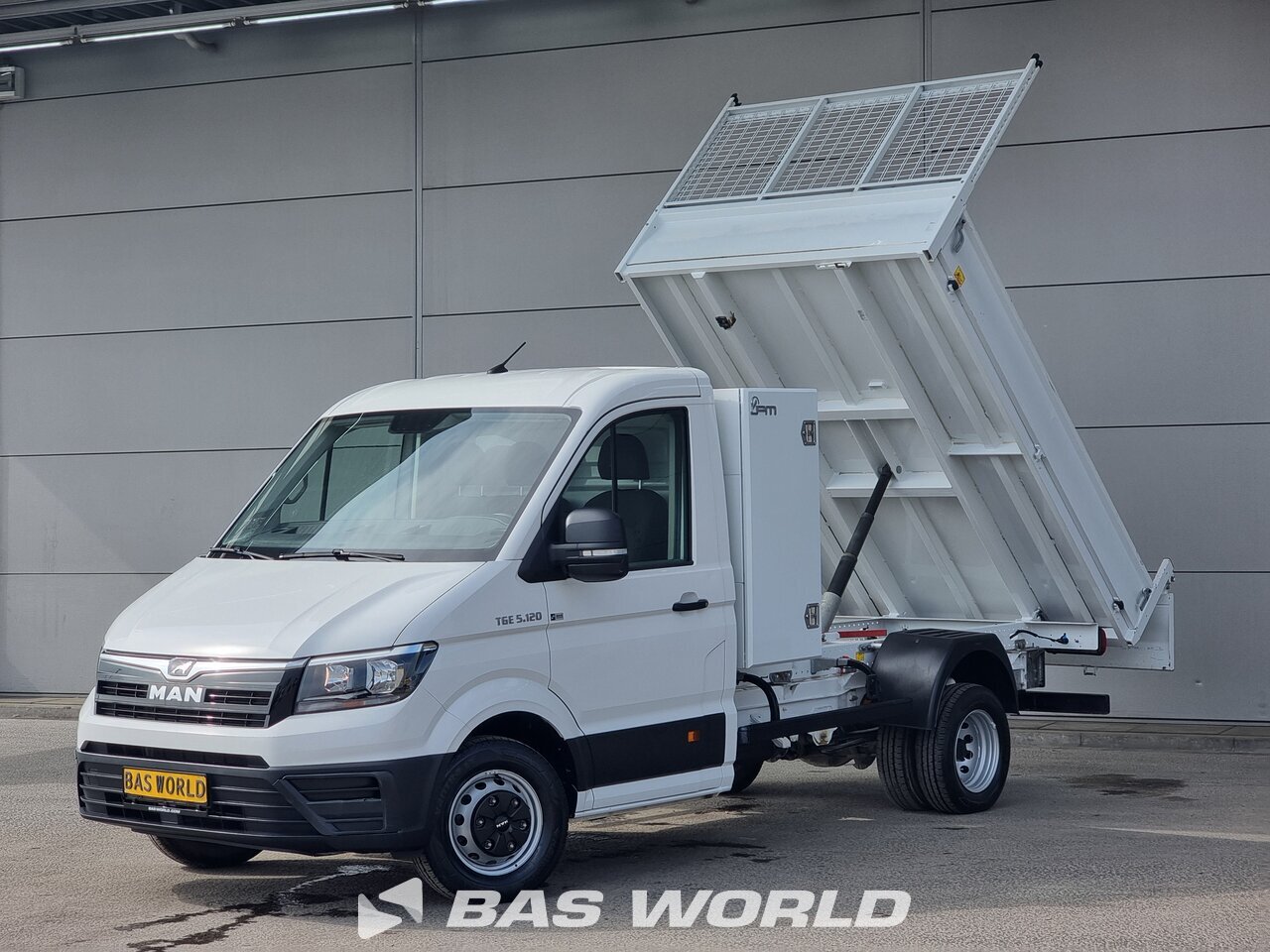 Front left : MAN TGE 5.120 Benne