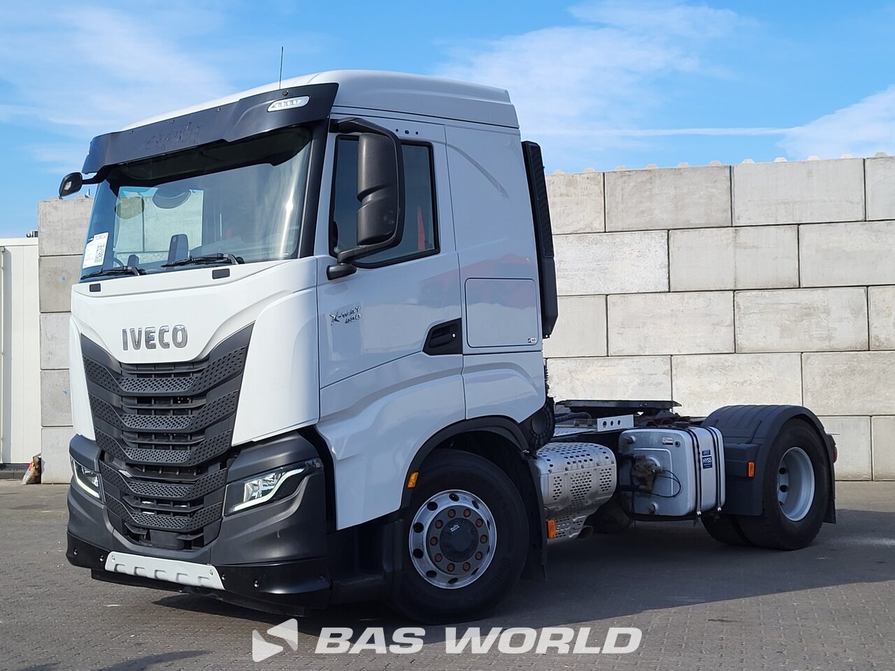 Front left : Iveco X-Way 480 4X2 Tracteur routier