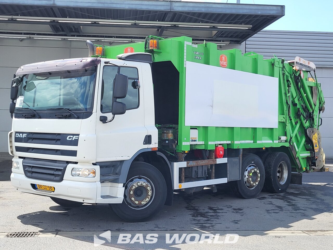 Front left : DAF CF75.250 6X2 MOL Pusher 2000 CB09 Maxlift HKE Camion d'ordures