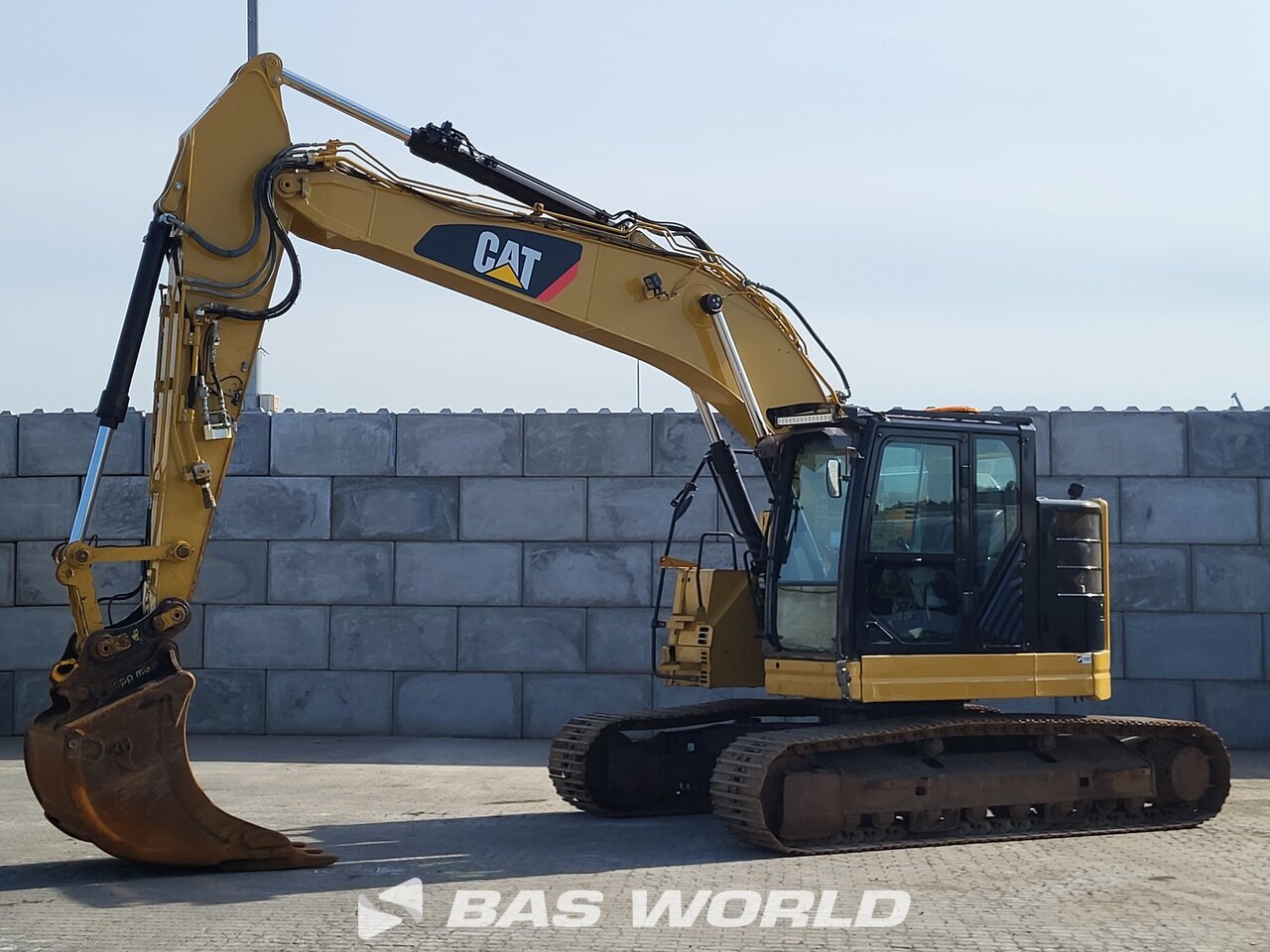 Front left : Caterpillar 325 F L Pelle sur chenilles
