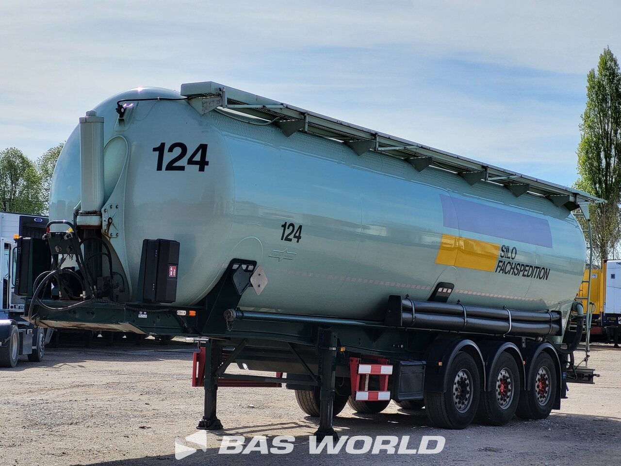 Front left : Spitzer Semi-remorque silo