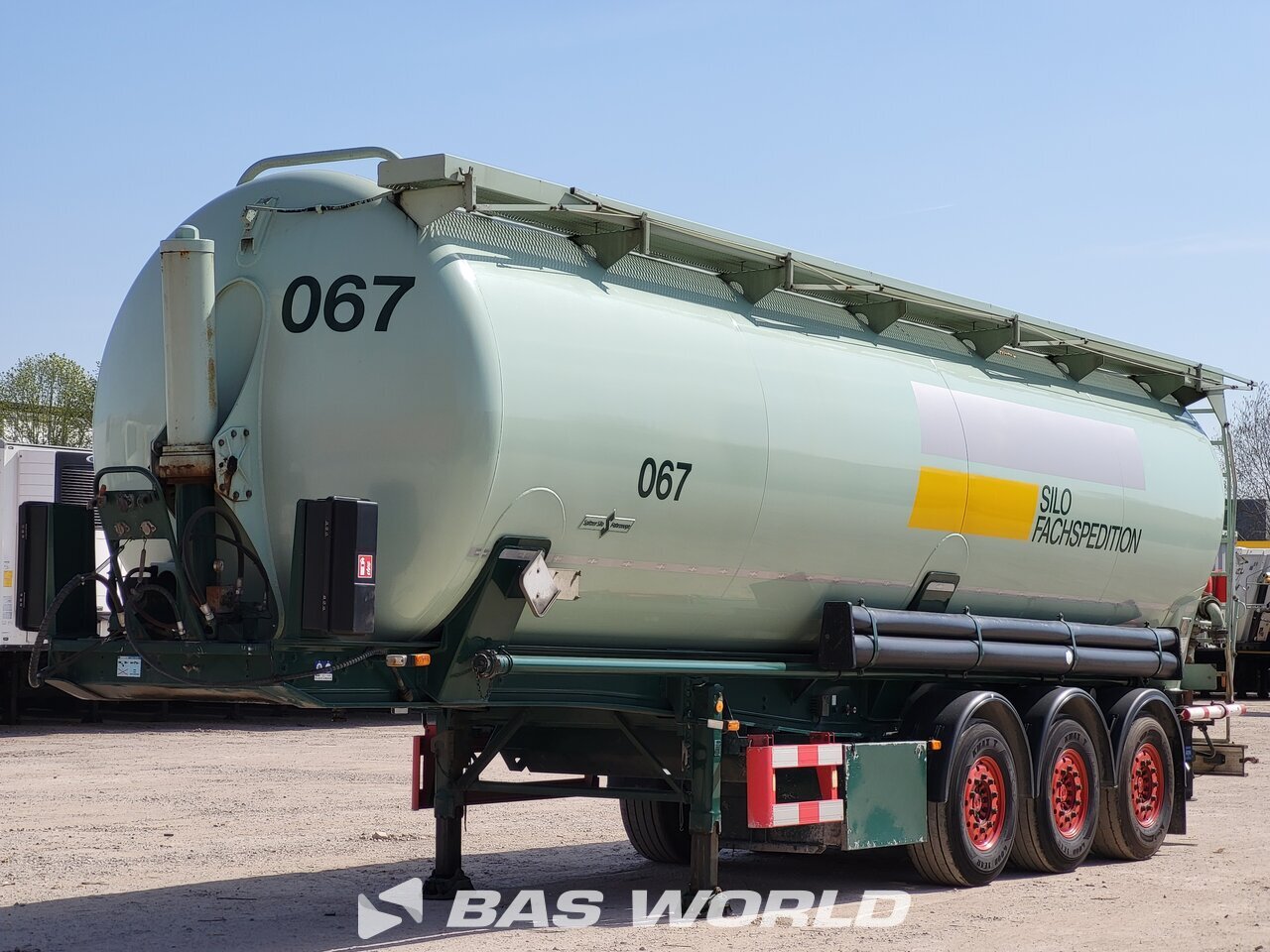 Front left : Spitzer Semi-remorque silo