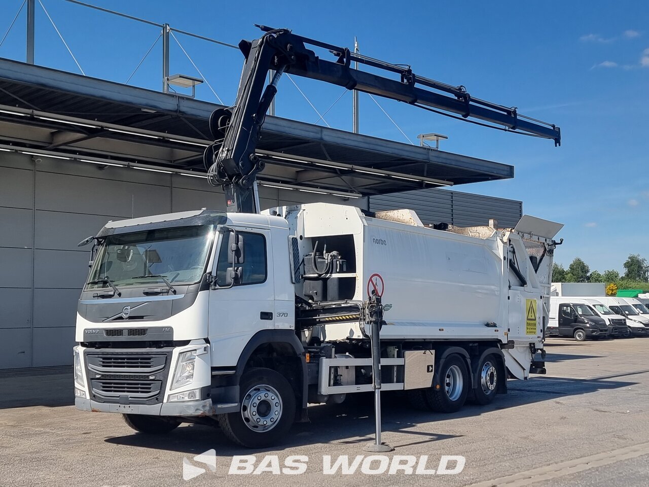 Front left : Volvo FM 370 6X2 GeesinkNorba Camion d'ordures