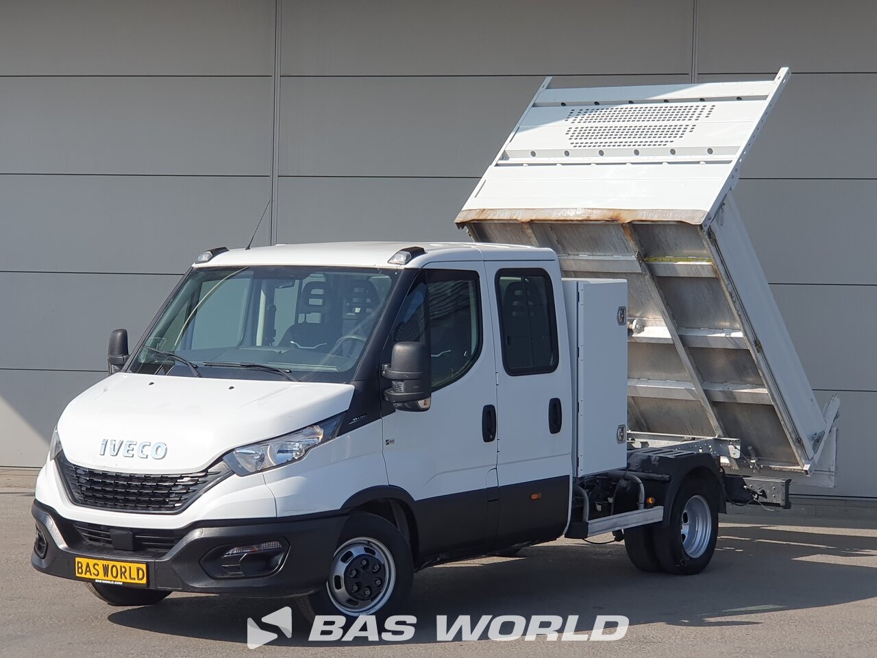 Front left : Iveco Daily 35C14 Benne