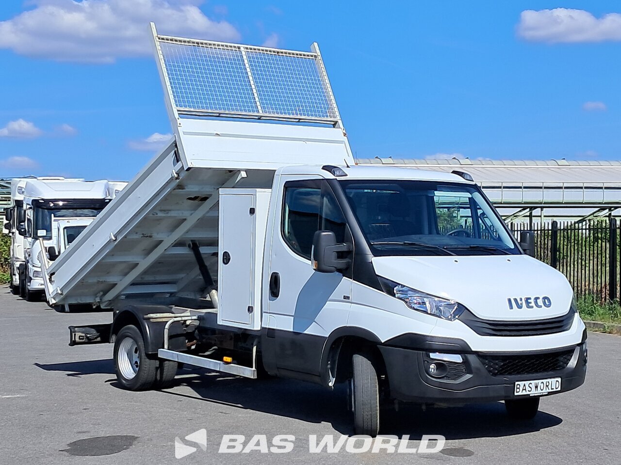 Front right : Iveco Daily 35C14 Benne
