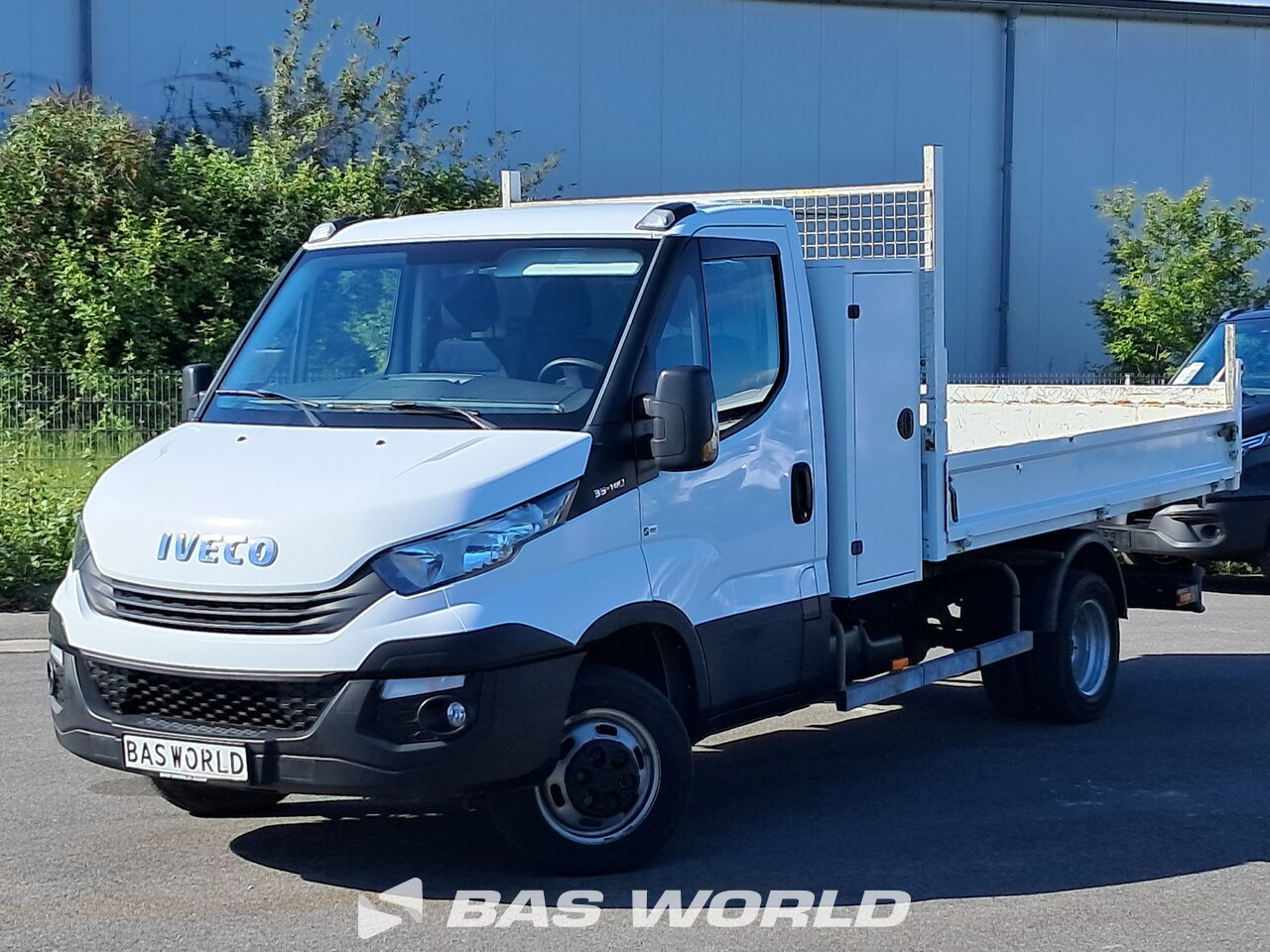 Front left : Iveco Daily 35C14 Benne