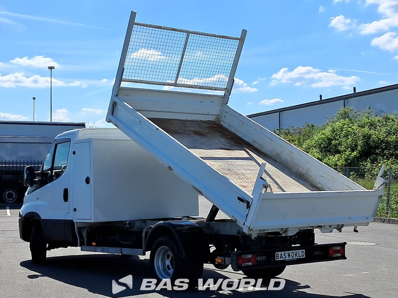 Back left : Iveco Daily 35C14 Benne