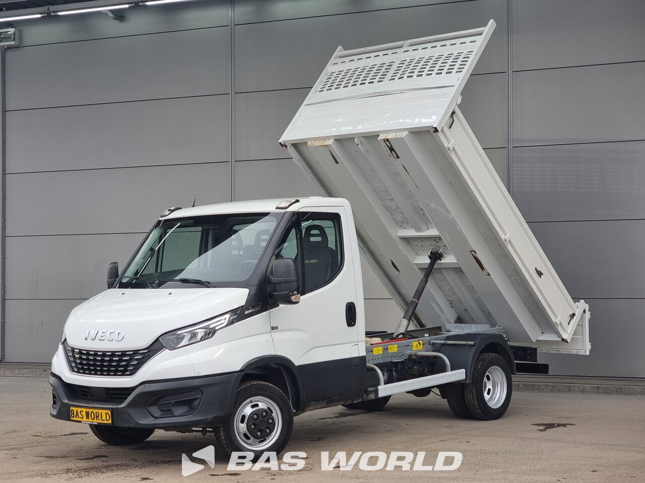Front left : Iveco Daily 35C18 Ouvert