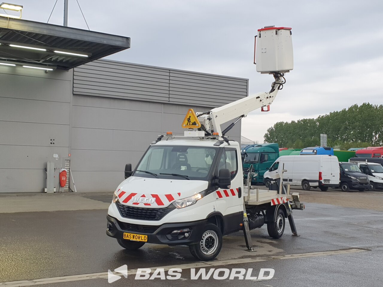 Front left : Iveco Daily 35S14 Plateforme de travail hydraulique