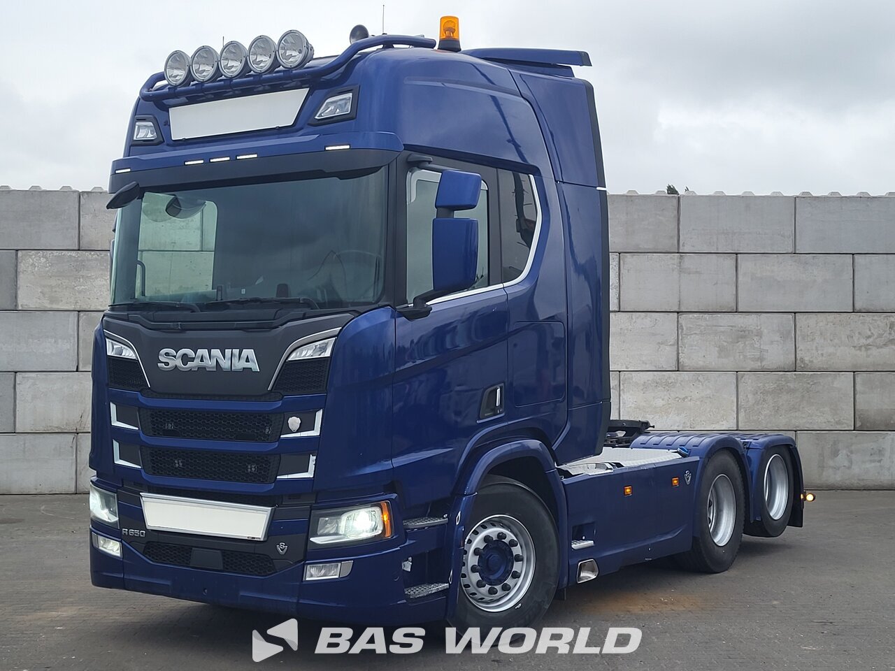 Front left : Scania R650 6X2 Tracteur routier